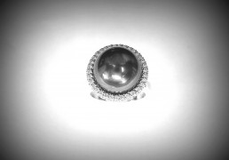7. Witgouden ring met tahiti parel en entourage van briliant geslepen diamanten